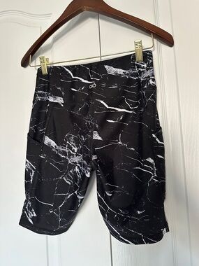 Women’s Black Marble-Print Athletic biker Shorts 2 side pockets waist 12.5”